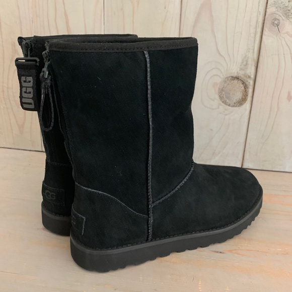 UGG CLASSIC SHORT LOGO ZIP BLACK BOOTS NEW - Picture 6 of 9